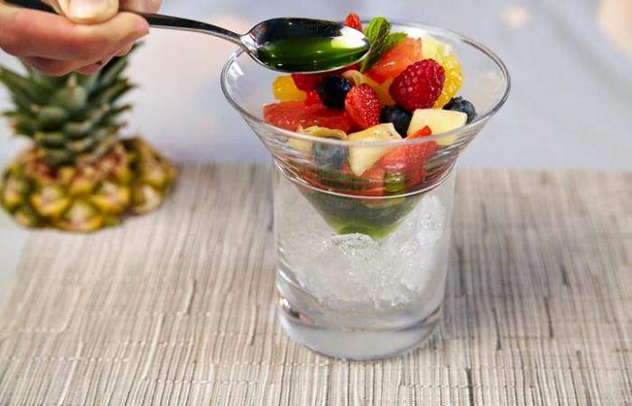 Рецепт Легкий фруктовый салат с ягодами в мятном сиропе шаг-12