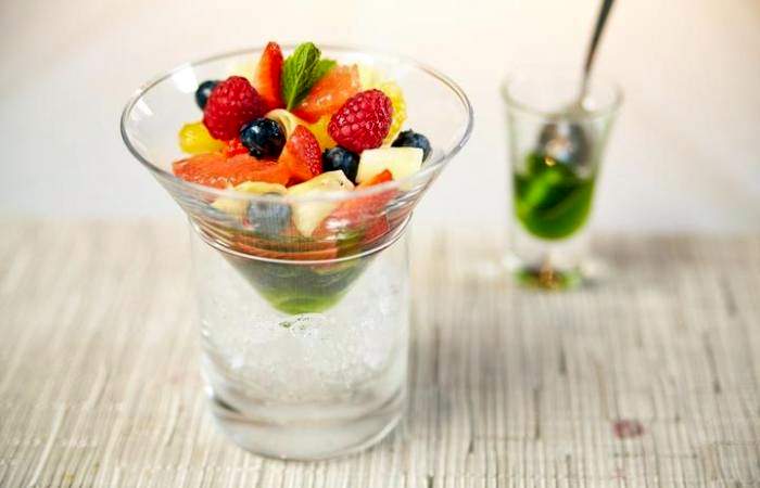 Рецепт Легкий фруктовый салат с ягодами в мятном сиропе шаг-13