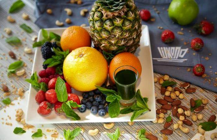 Рецепт Легкий фруктовый салат с ягодами в мятном сиропе шаг-1