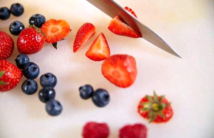 Рецепт Легкий фруктовый салат с ягодами в мятном сиропе шаг-8
