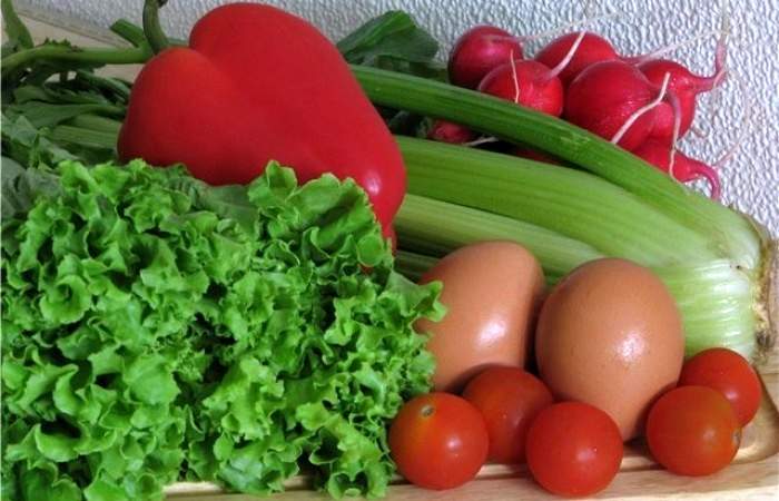 Рецепт Легкий овощной салат с гренками шаг-1