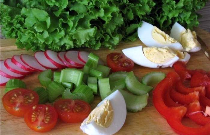 Рецепт Легкий овощной салат с гренками  шаг-2