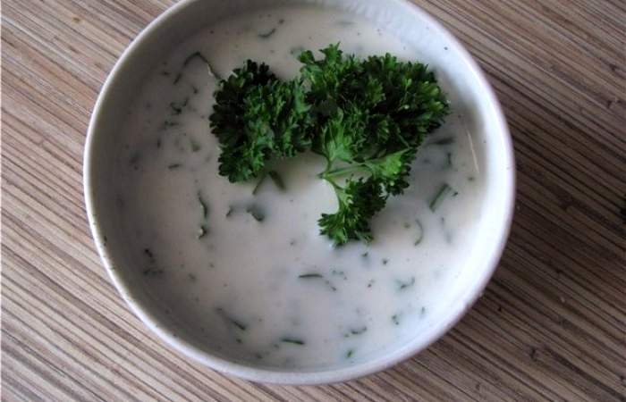 Рецепт Легкий овощной салат с гренками шаг-3