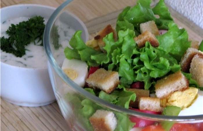 Рецепт Легкий овощной салат с гренками  шаг-4