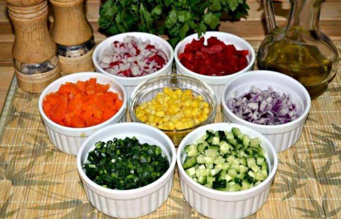 Рецепт Легкий салат из свежих овощей  шаг-2