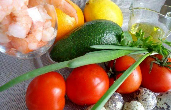 Рецепт Легкий салат с креветками и авокадо шаг-1
