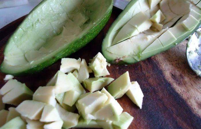 Рецепт Легкий салат с креветками и авокадо  шаг-4