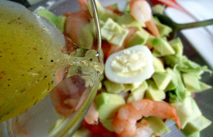 Рецепт Легкий салат с креветками и авокадо шаг-5