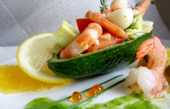 Рецепт Легкий салат с креветками и авокадо шаг-6