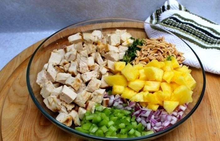 Рецепт Новогодний салат с курицей в ананасе  шаг-2