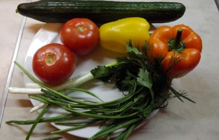 Рецепт Овощной салат-нарезка «Петух" шаг-1