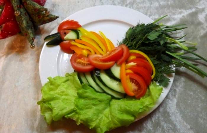 Рецепт Овощной салат-нарезка «Петух" шаг-6