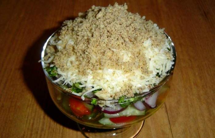 Рецепт Овощной салат с брынзой и грецкими орехами шаг-9
