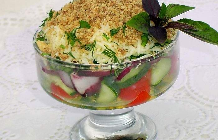 Рецепт Овощной салат с брынзой и грецкими орехами шаг-10