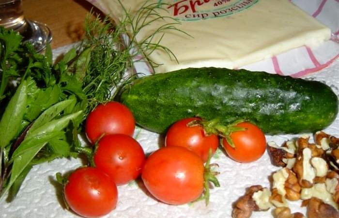 Рецепт Овощной салат с брынзой и грецкими орехами шаг-1