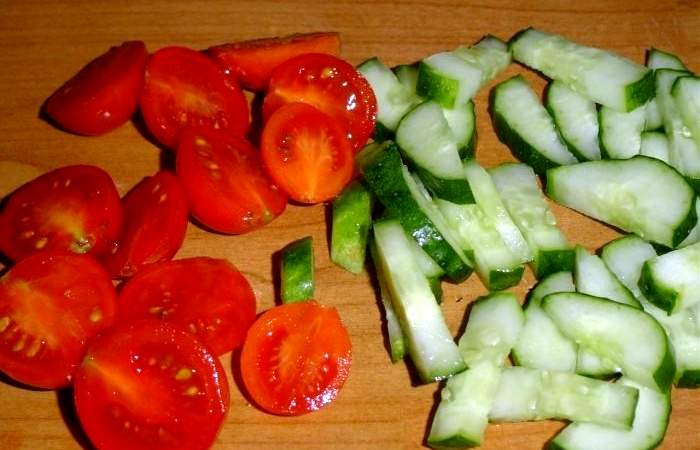 Рецепт Овощной салат с брынзой и грецкими орехами  шаг-2