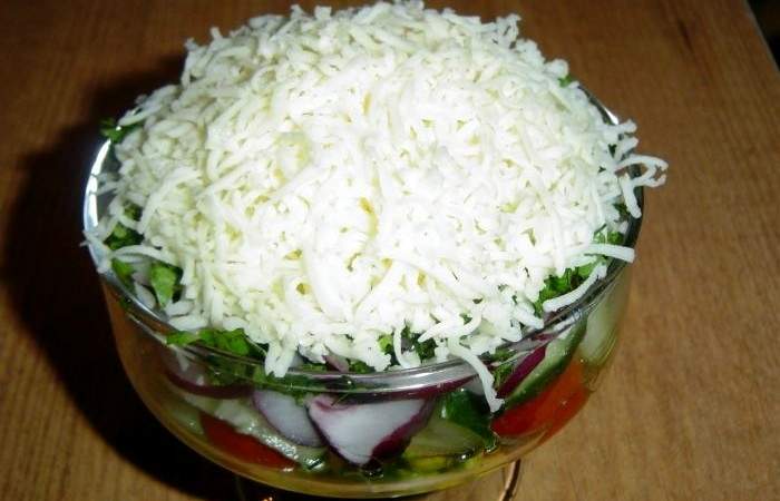 Рецепт Овощной салат с брынзой и грецкими орехами шаг-8