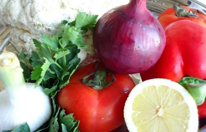 Рецепт Овощной салат с цветной капустой шаг-1