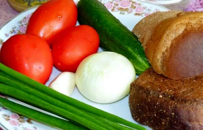 Рецепт Овощной салат с хлебом шаг-1