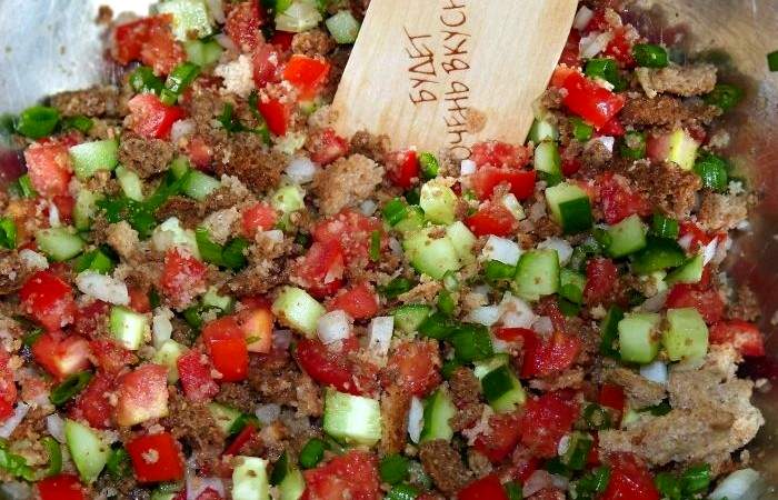 Рецепт Овощной салат с хлебом шаг-6