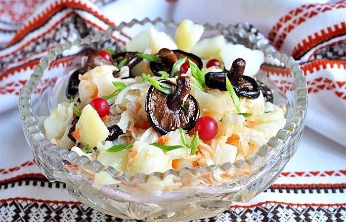 Рецепт Постный салат с грибами, картофелем и квашеной капустой шаг-5