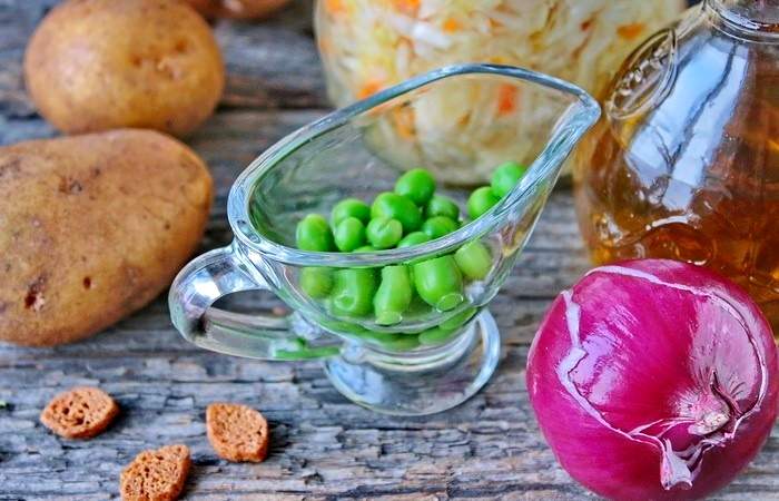 Рецепт Рустикальный салат из квашеной капусты с горошком шаг-1