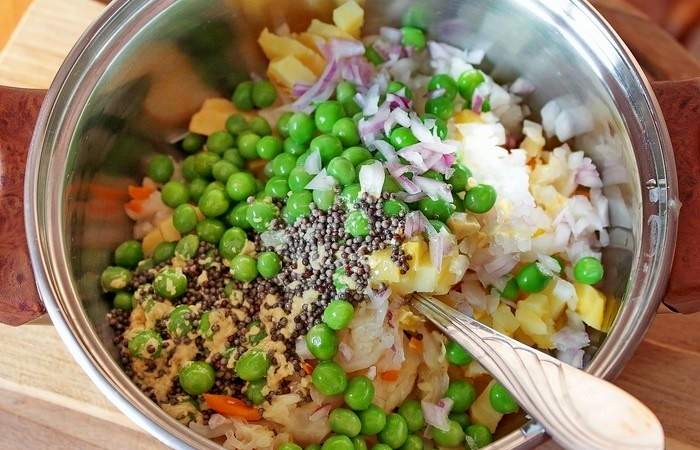 Рецепт Рустикальный салат из квашеной капусты с горошком шаг-7