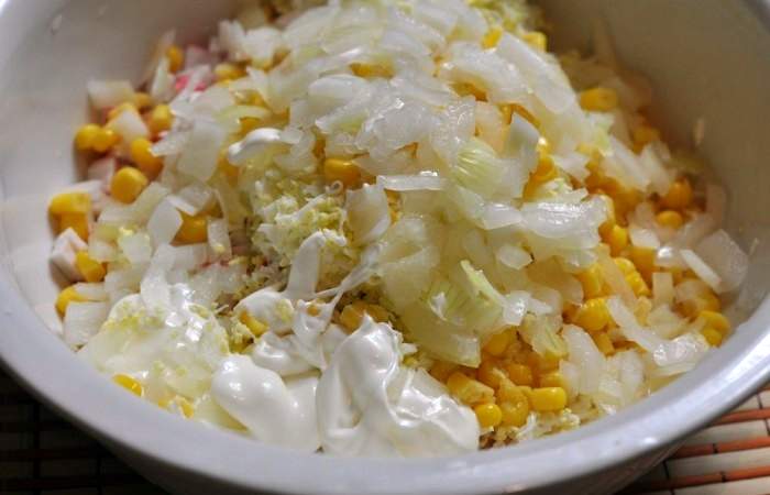 Рецепт Салат «Кукуруза» с крабовыми палочками и яйцами  шаг-2
