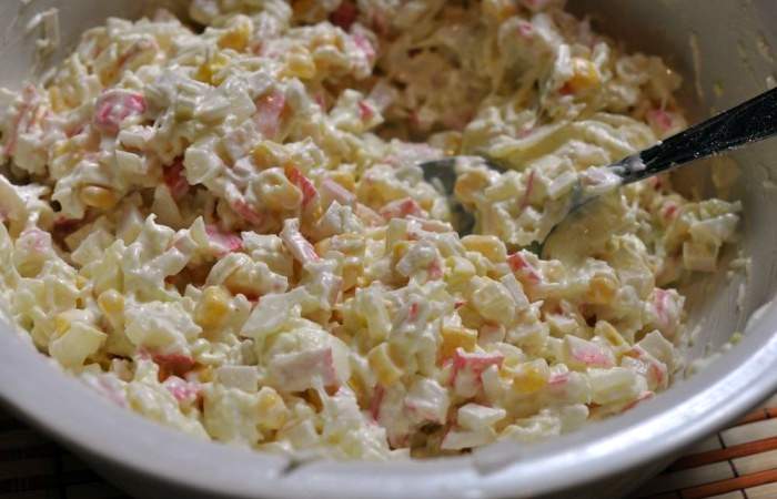 Рецепт Салат «Кукуруза» с крабовыми палочками и яйцами шаг-3