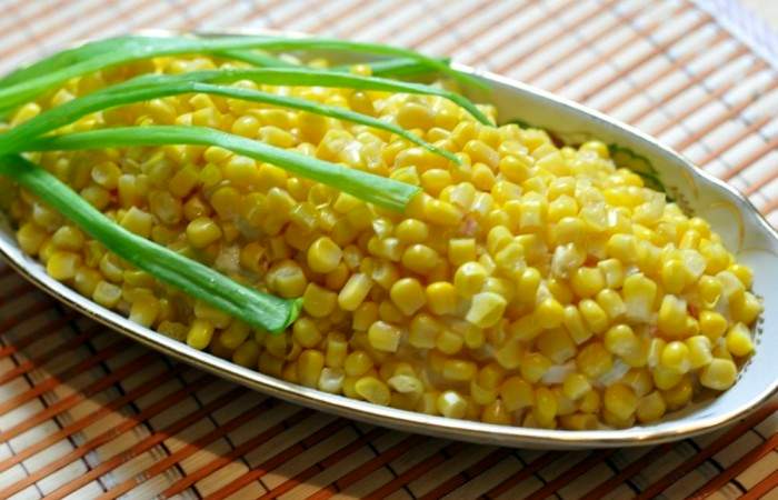 Рецепт Салат «Кукуруза» с крабовыми палочками и яйцами  шаг-4