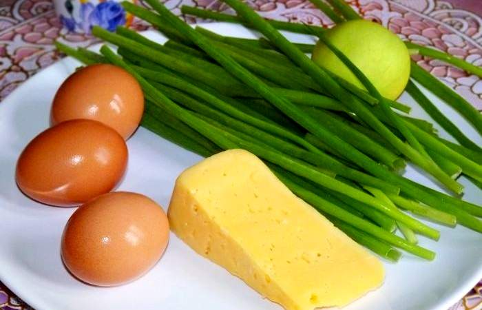 Рецепт Салат «Любимый» из зеленого лука с сыром и яйцами шаг-1
