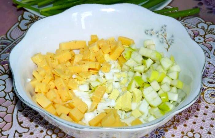 Рецепт Салат «Любимый» из зеленого лука с сыром и яйцами  шаг-2
