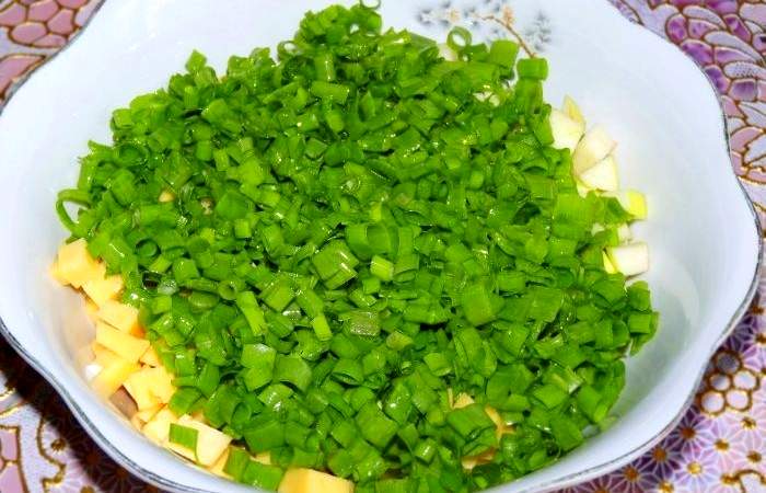 Рецепт Салат «Любимый» из зеленого лука с сыром и яйцами шаг-3