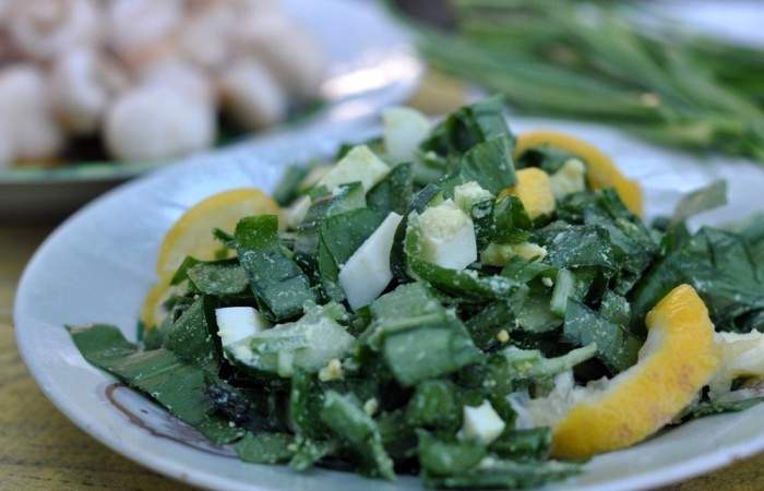 Рецепт Салат из черемши с огурцами и яйцами  шаг-4
