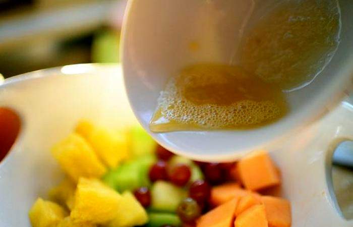 Рецепт Салат из фруктов в ананасе шаг-10
