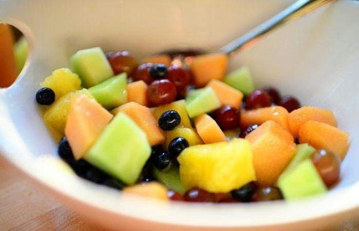 Рецепт Салат из фруктов в ананасе шаг-11