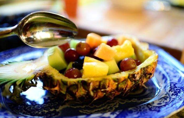 Рецепт Салат из фруктов в ананасе шаг-12