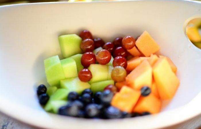 Рецепт Салат из фруктов в ананасе шаг-7