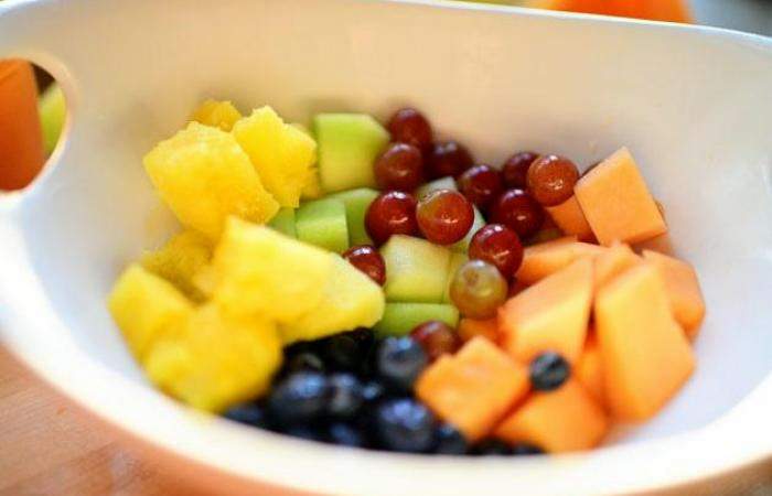 Рецепт Салат из фруктов в ананасе шаг-8