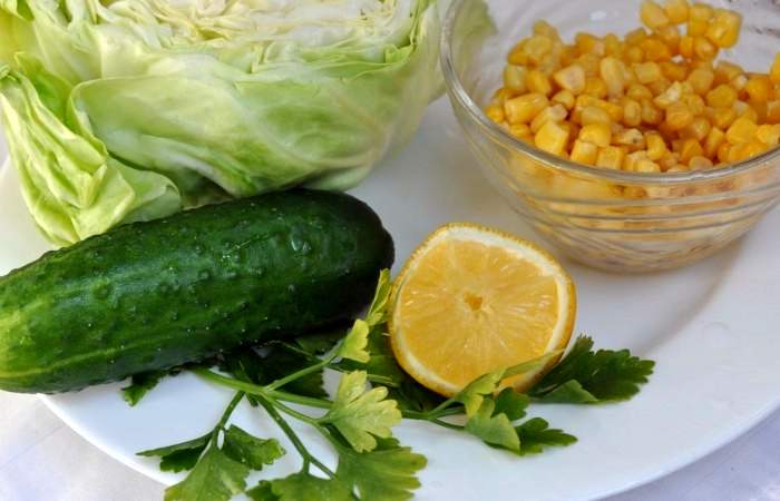 Рецепт Салат из капусты с огурцом и кукурузой шаг-1
