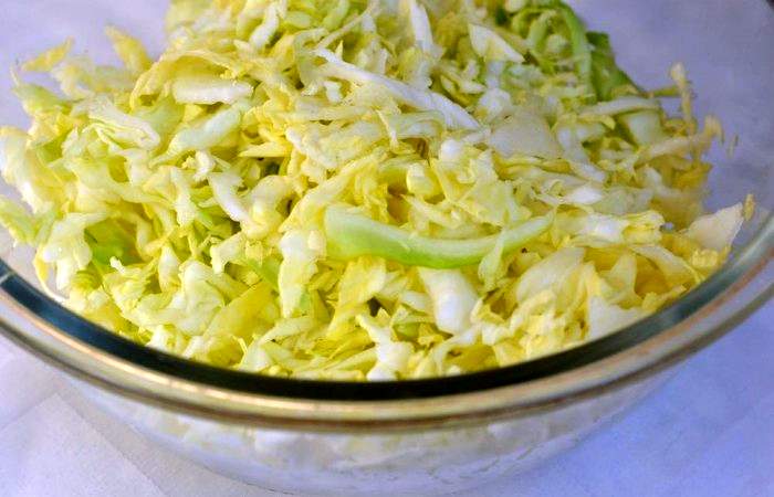 Рецепт Салат из капусты с огурцом и кукурузой  шаг-2