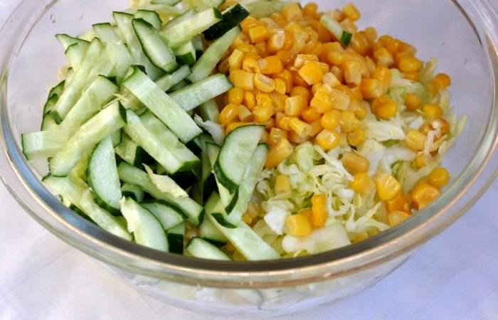 Рецепт Салат из капусты с огурцом и кукурузой шаг-3