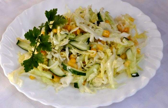 Рецепт Салат из капусты с огурцом и кукурузой  шаг-4