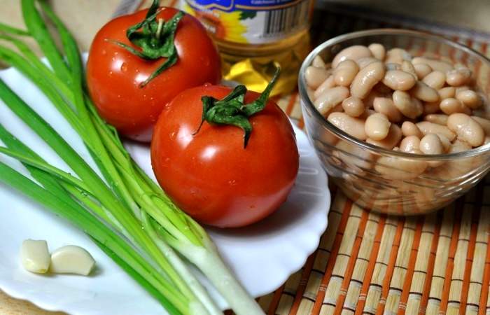 Рецепт Салат из консервированной фасоли с помидорами шаг-1