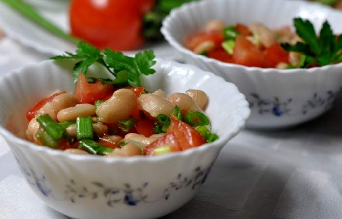 Рецепт Салат из консервированной фасоли с помидорами шаг-5