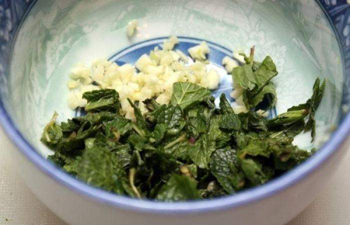 Рецепт Салат из креветок с авокадо и мятной заправкой  шаг-4