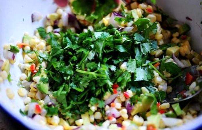 Рецепт Салат из кукурузы с авокадо шаг-10