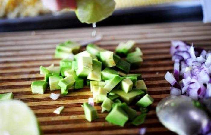 Рецепт Салат из кукурузы с авокадо шаг-5
