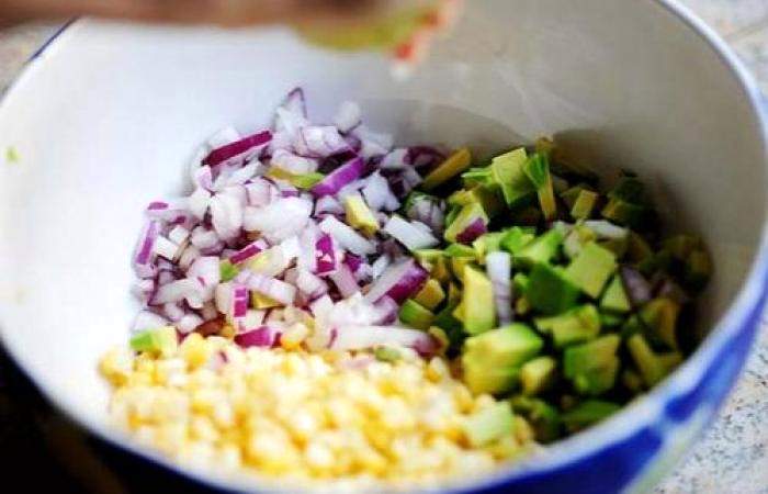 Рецепт Салат из кукурузы с авокадо шаг-6