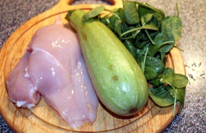 Рецепт Салат из курицы с кабачком и шпинатом шаг-1